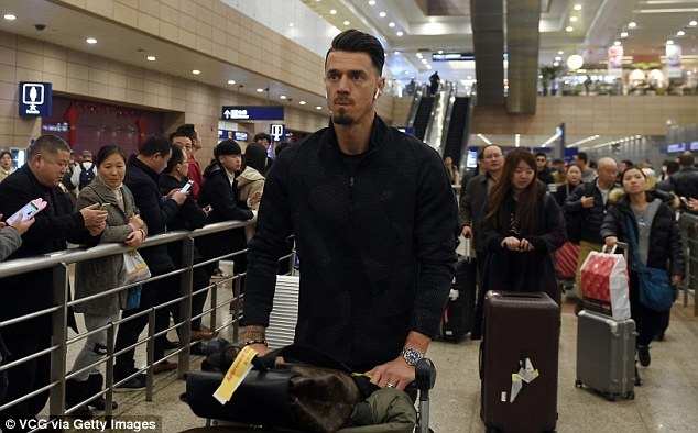 Nha vo dich Euro 2016 bi ghe lanh khi sang Trung Quoc hinh anh