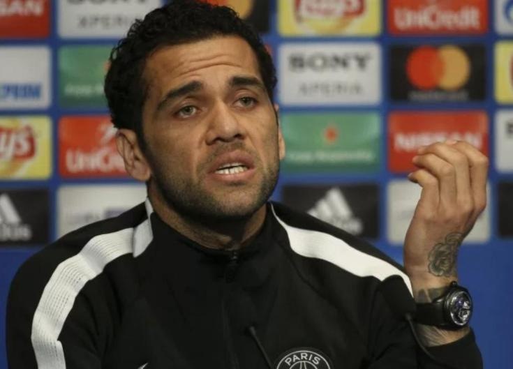Dani Alves gay bao voi phat ngon ve dong nghiep vua dot quy hinh anh
