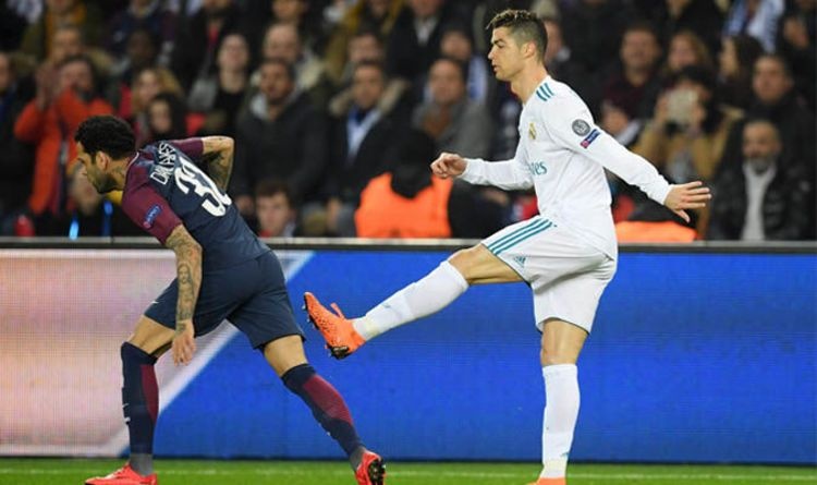 Ronaldo vung chan da Dani Alves khi bi thoi viet vi hinh anh