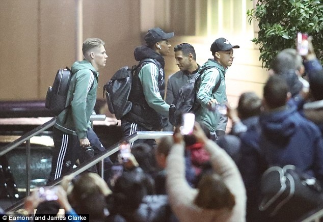 Sir Alex dong vien cau thu MU anh 8