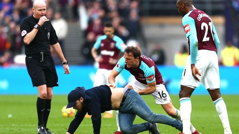 CDV tran xuong danh cau thu anh 1