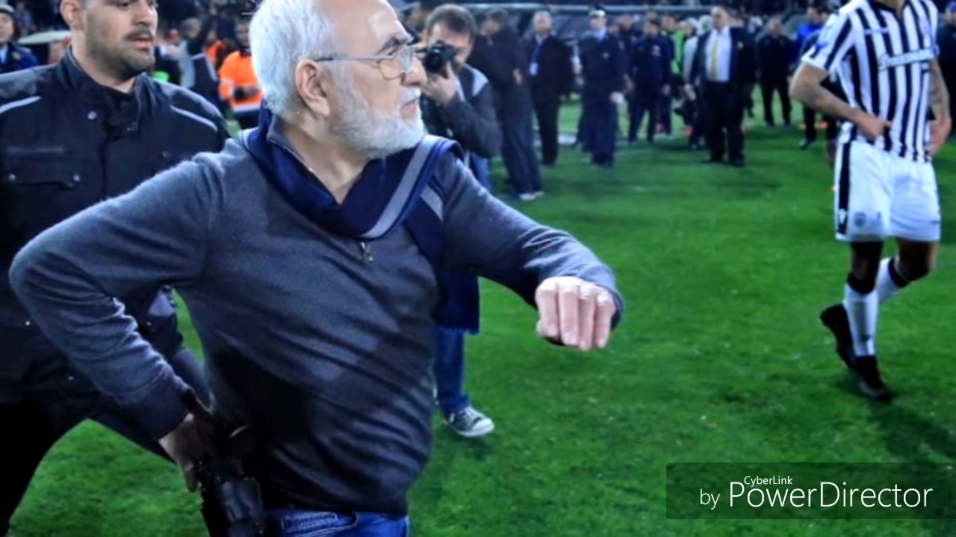 Bi tuoc ban thang, chu tich CLB mang sung xuong san doi ban trong tai hinh anh