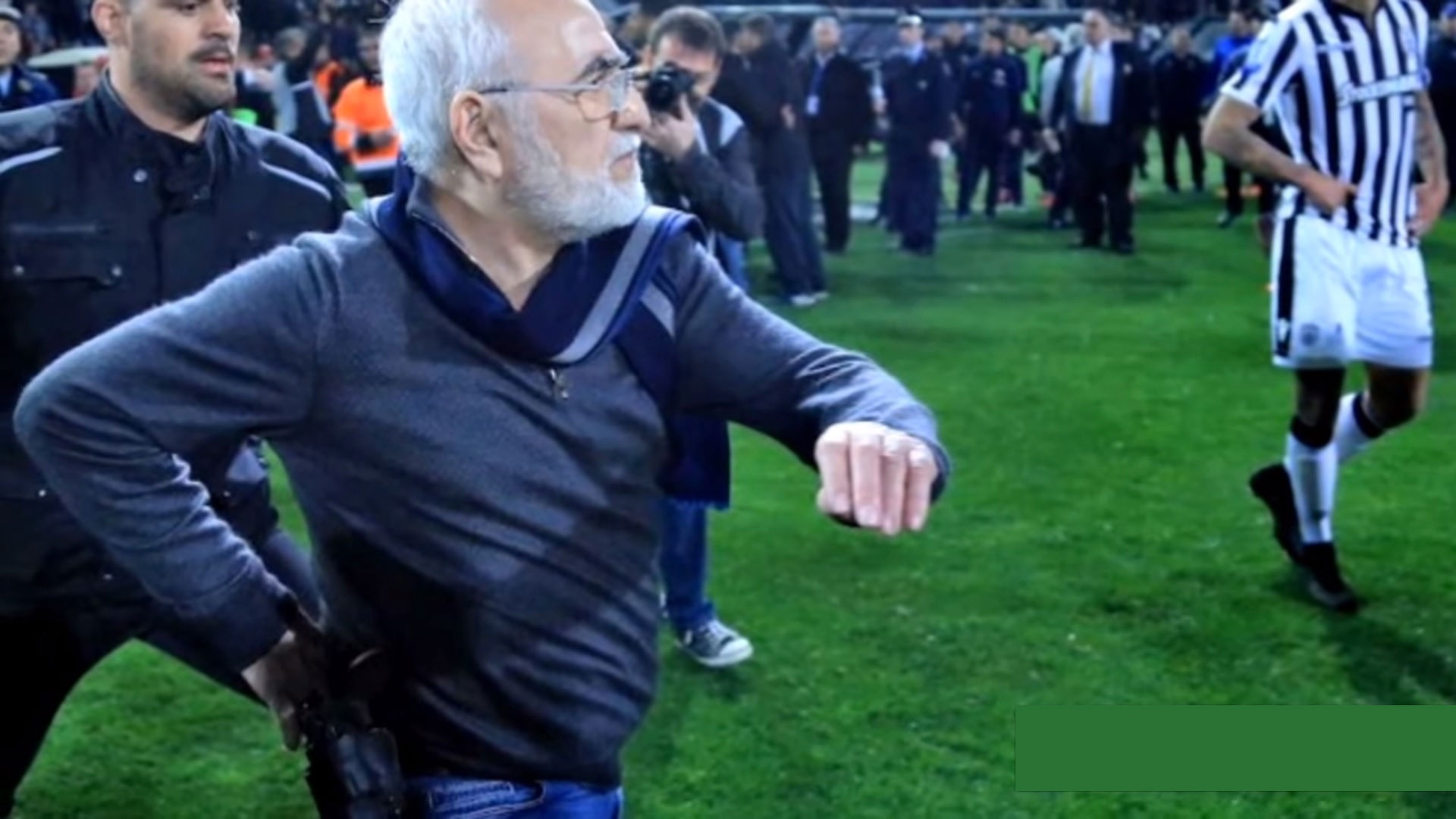 chu tich CLB mang sung xuong san khieu nai anh 2