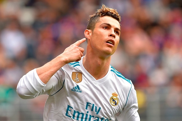Doi hinh hay nhat vong 16 doi cup chau Au: Vinh danh Ronaldo, Messi hinh anh