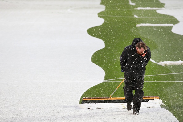 Băng tuyết bao phủ sân cỏ nước Anh ngày cuối tuần ảnh 2 Bang tuyet bao phu san co nuoc Anh ngay cuoi tuan anh 2