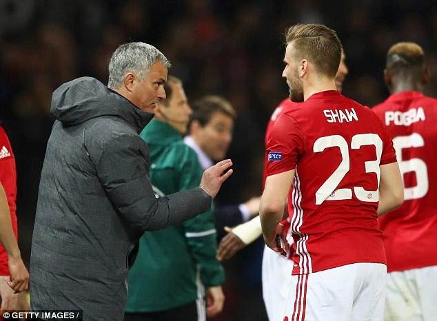 Luke Shaw cãi lại Mourinho khi bị thay ra giữa chừ ảnh 1 Luke Shaw cai lai Mourinho khi bi thay ra giua chu anh 1