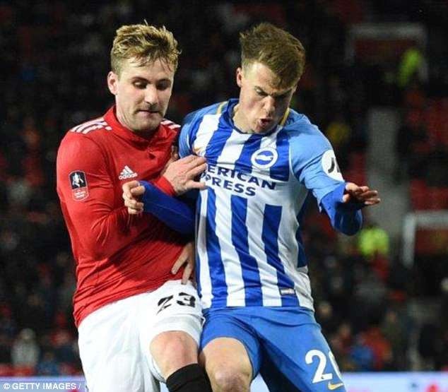 Luke Shaw cai lai Mourinho khi bi thay ra giua chu anh 2