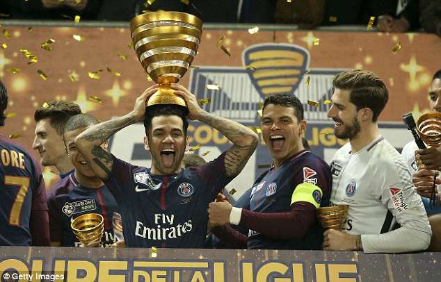 34 tuoi, danh hieu cua Dani Alves nhieu hon lich su PSG hinh anh