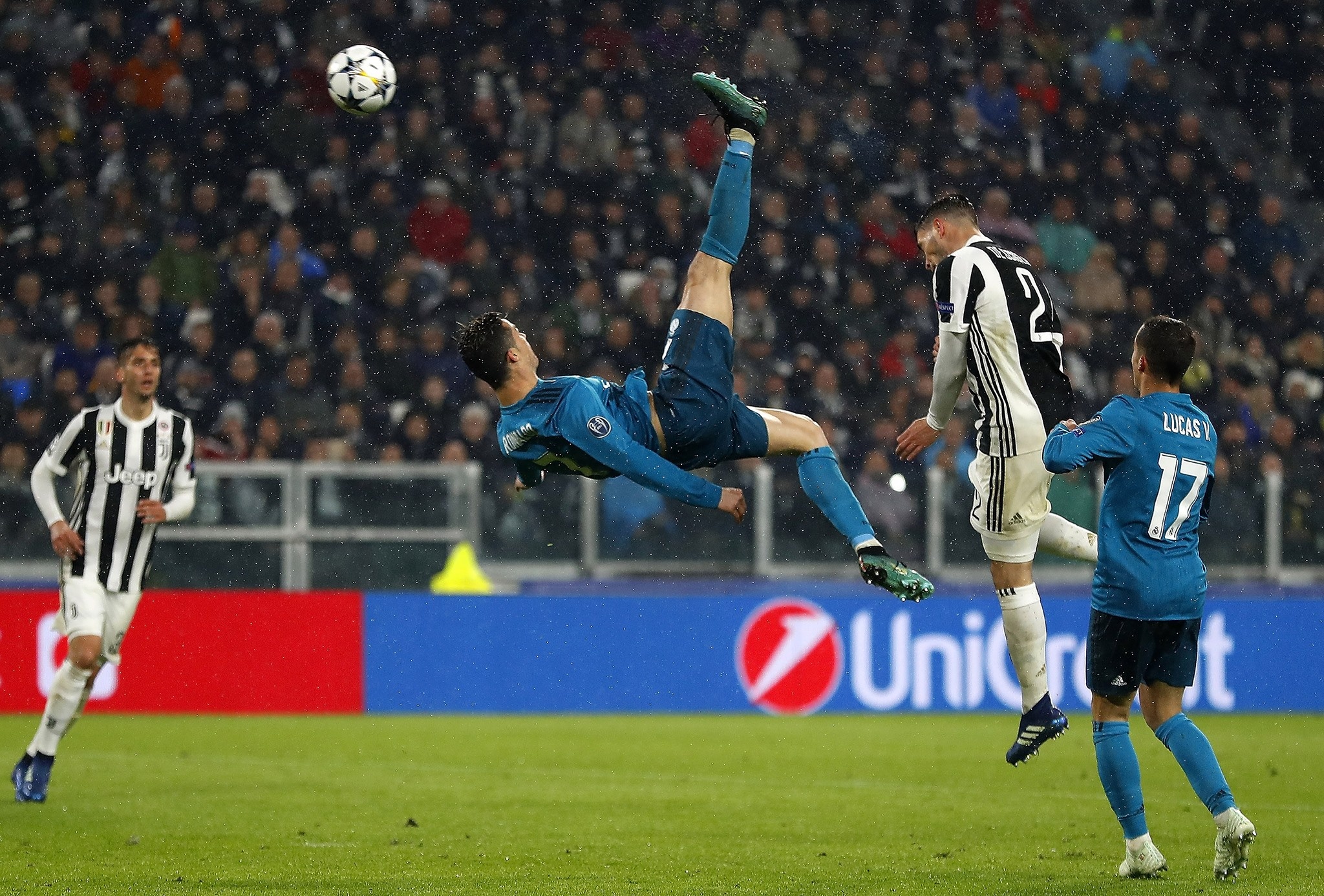 Fan quoc te phat cuong voi sieu pham cua Ronaldo hinh anh