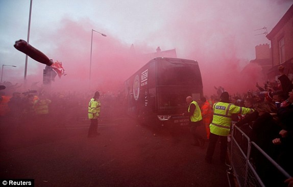 CĐV Liverpool tấn công xe buýt Man City ảnh 1 CDV Liverpool tan cong xe buyt Man City anh 1