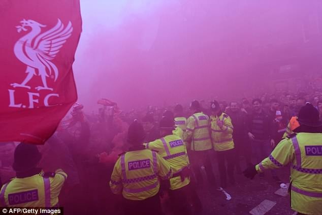 CĐV Liverpool tấn công xe buýt Man City ảnh 5 CDV Liverpool tan cong xe buyt Man City anh 5