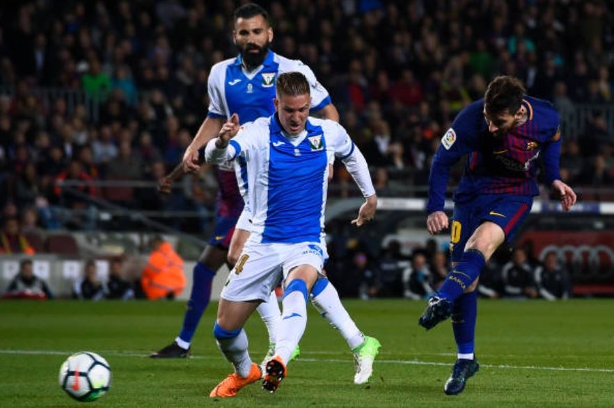 Messi lap hat-trick,  Barca lap ky luc bat bai o La anh 7