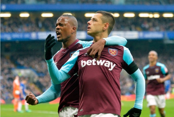 Phung phi co hoi, Chelsea bi Chicharito trung phat hinh anh