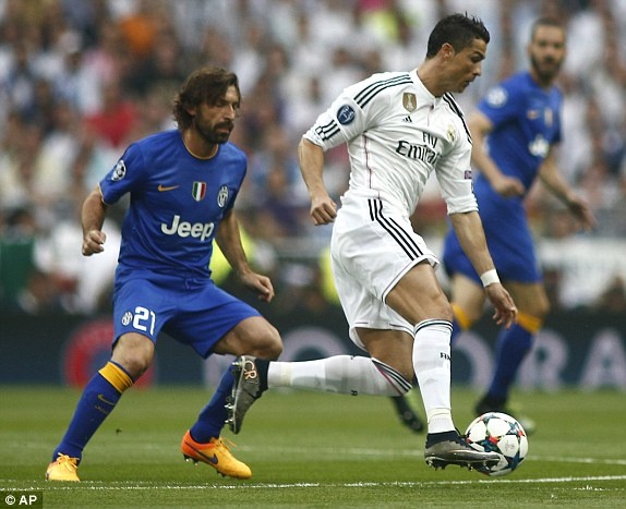 Pirlo len tieng ve qua 11 m cua Ronaldo anh 1
