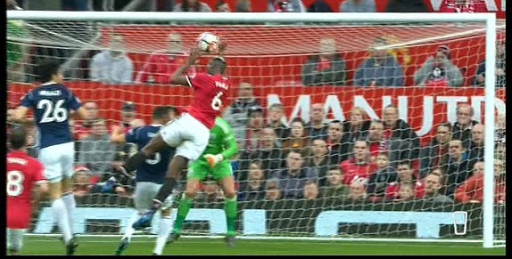 Be tac, Pogba hoa 'chu cong bong chuyen' trong tran thua West Brom hinh anh