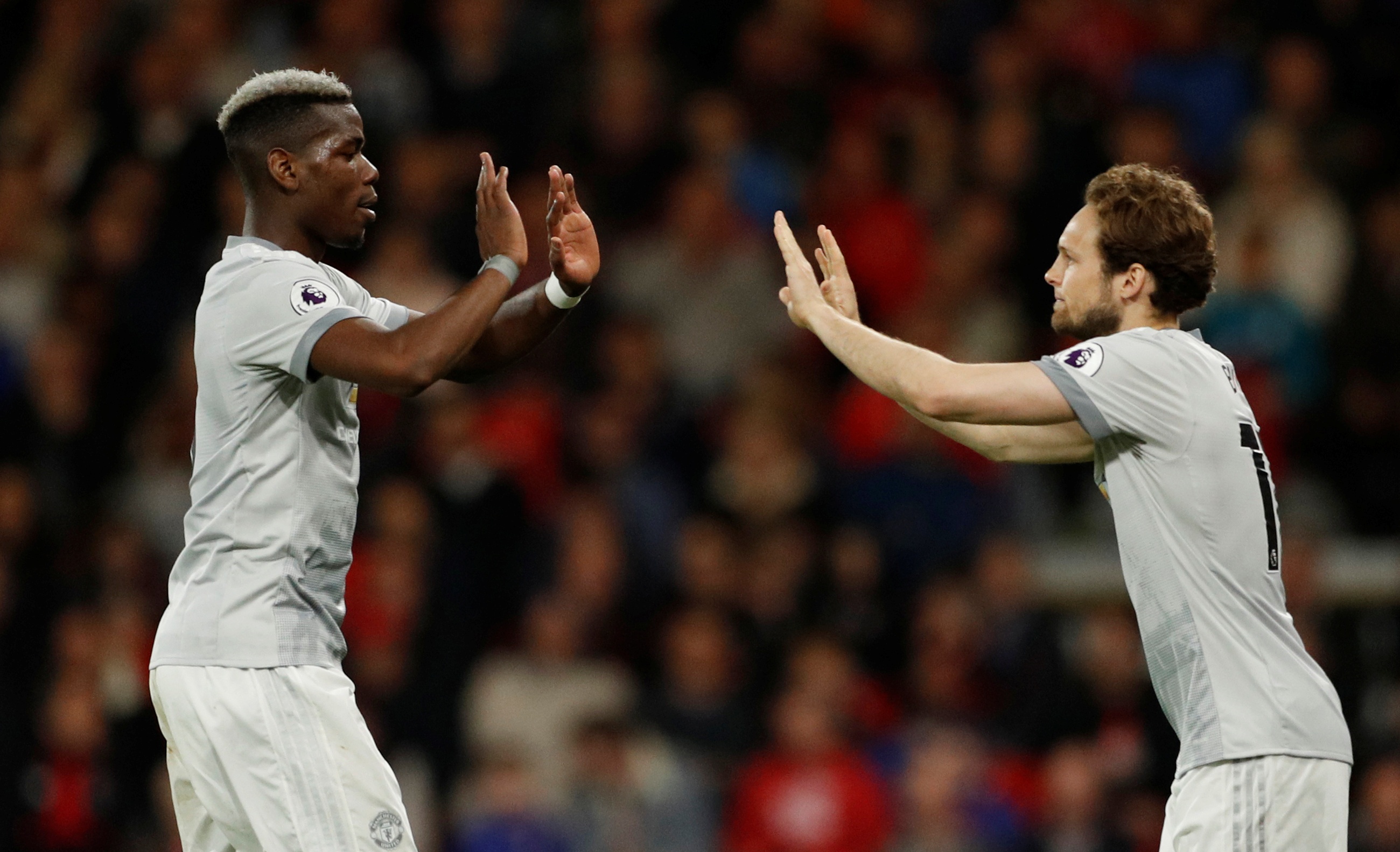 Pogba lai bi thay ra trong tran thang 2-0 cua MU hinh anh