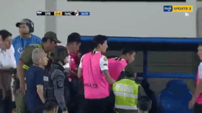 Cau thu hanh hung HLV vi bi thay ra som hinh anh