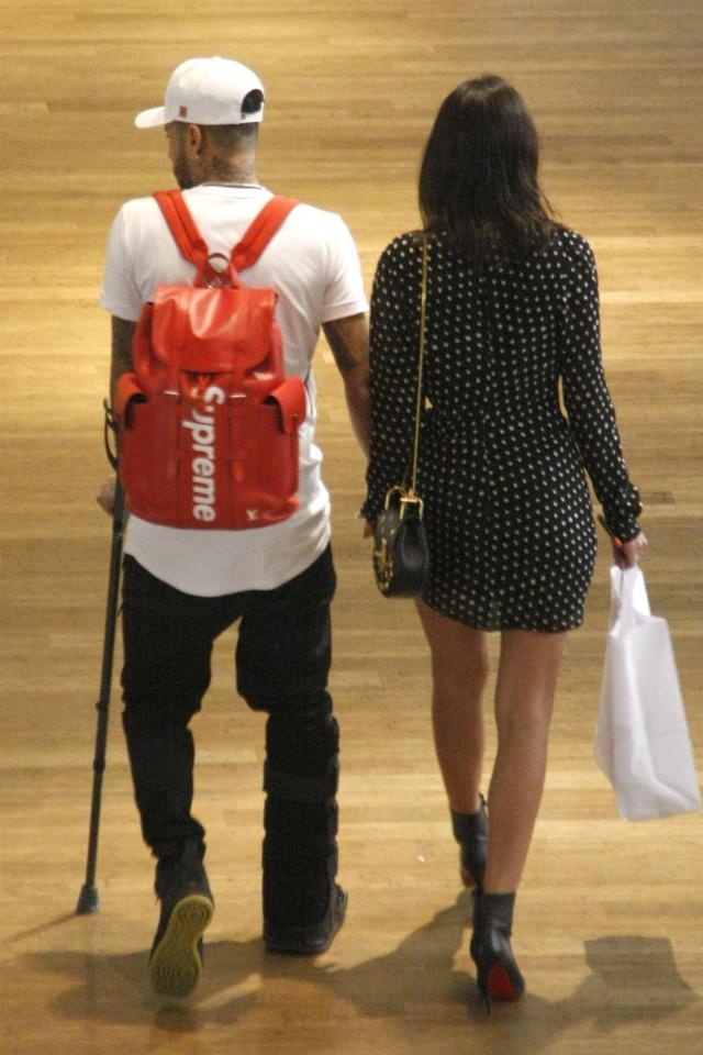 Neymar chống nạng mua sắm cùng bạn gái ảnh 3 Neymar chong nang mua sam cung ban gai anh 3