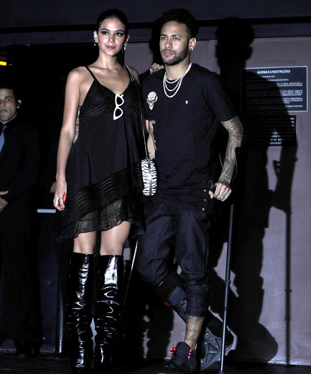 Neymar chống nạng mua sắm cùng bạn gái ảnh 6 Neymar chong nang mua sam cung ban gai anh 6