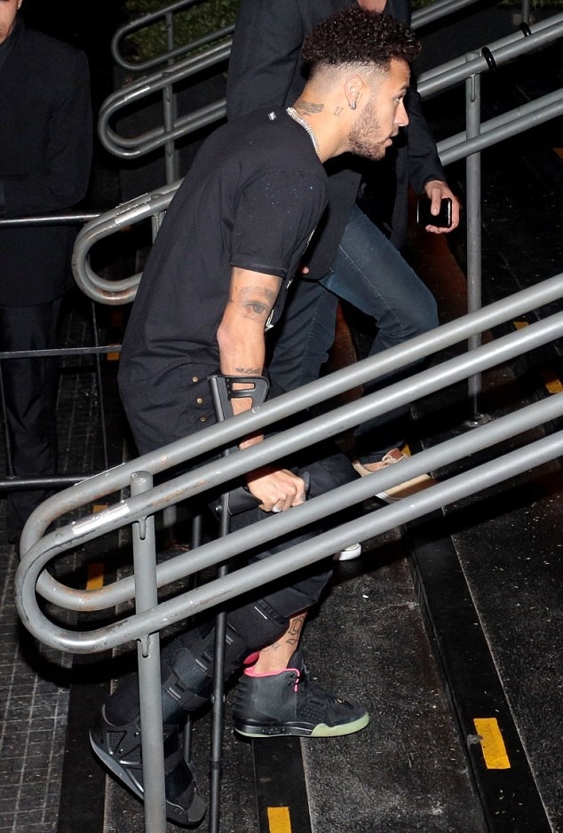 Neymar chống nạng mua sắm cùng bạn gái ảnh 7 Neymar chong nang mua sam cung ban gai anh 7