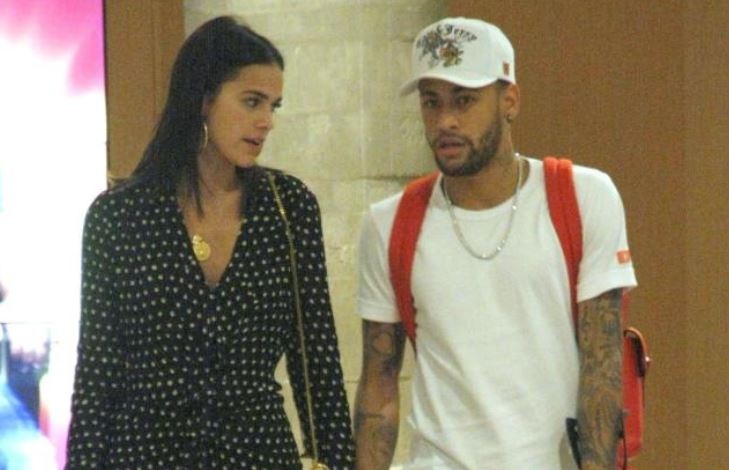 Tu choi tro lai Paris, Neymar chong nang mua sam cung ban gai hinh anh