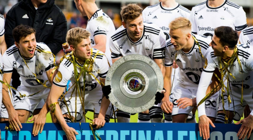 Lord Bendtner solo qua 4 cau thu giup doi nha dang quang sieu cup hinh anh