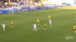 'Lord' Bendtner solo qua 4 cau thu giup doi nha gianh sieu cup hinh anh