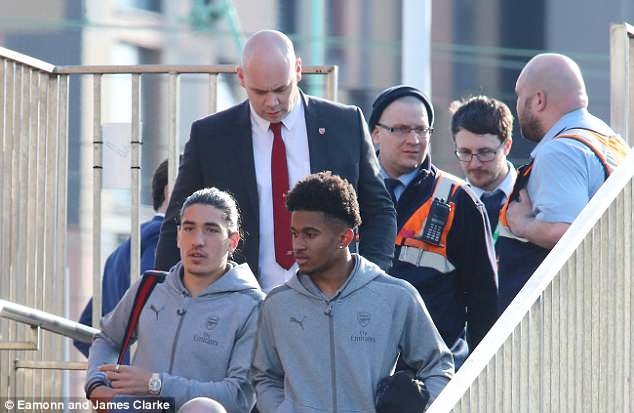 Wenger cat 7 tru cot o tran dai chien MU anh 3