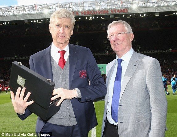 Thong diep bat ngo tren mon qua Sir Alex tang Wenger hinh anh