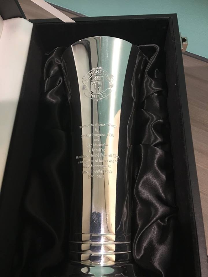 Thong diep bat ngo tren mon qua cua Wenger anh 1