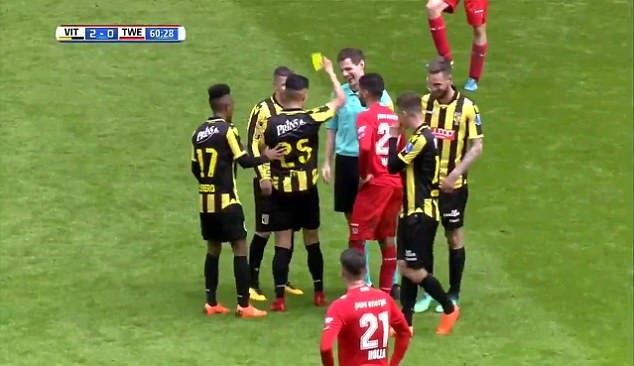 Trong tai nhan the vang tu cau thu sau khi bi don nga hinh anh