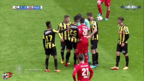 Bi don nga, trong tai nhan them the vang tu cau thu hinh anh