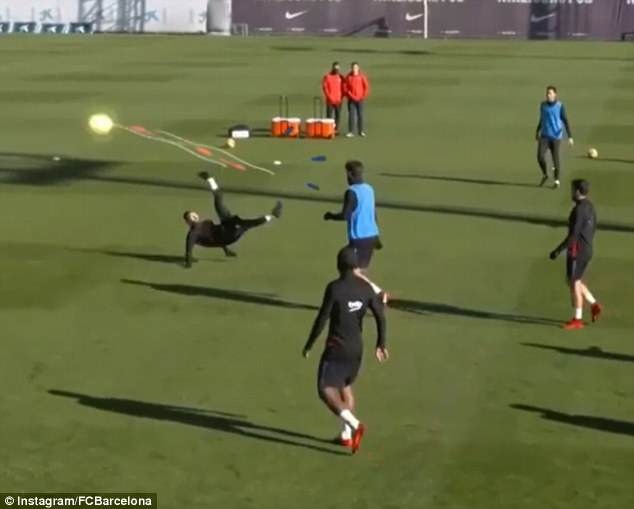 Messi lap sieu pham 'nga ban den' truoc them El Clasico hinh anh