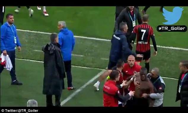 Anh Pogba xo xat voi dong doi anh 1