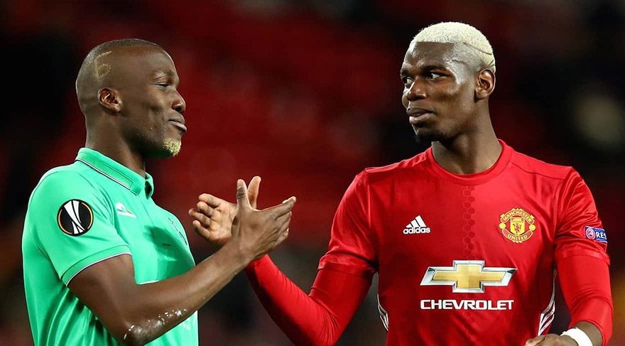 Tu y roi san khi dang thi dau, anh trai Pogba bi dong doi doa danh hinh anh