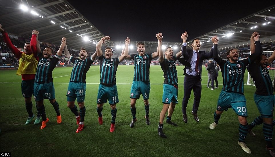 Danh bai Swansea, Southampton day West Brom xuong giai hang nhat hinh anh