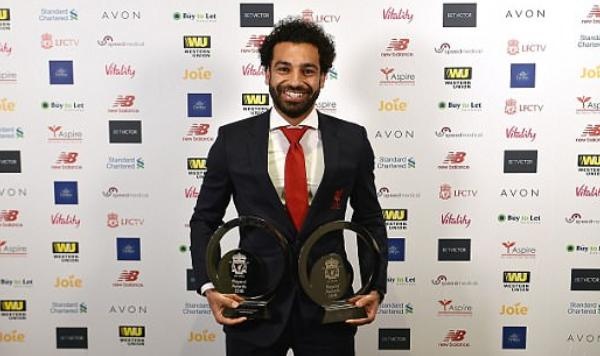 Salah di chuyen co thu thap hat-trick giai thuong trong mot ngay hinh anh