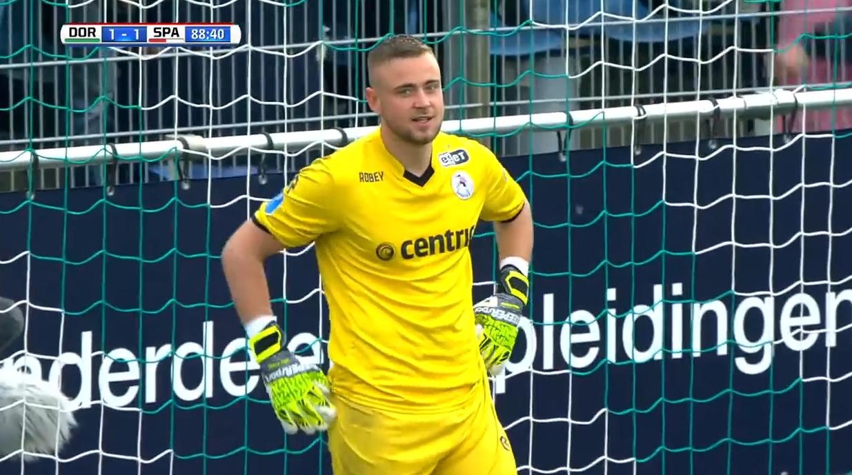 Cầu thủ nã đại bác tung lưới đội nhà ảnh 1 Cau thu na dai bac tung luoi doi nha anh 1