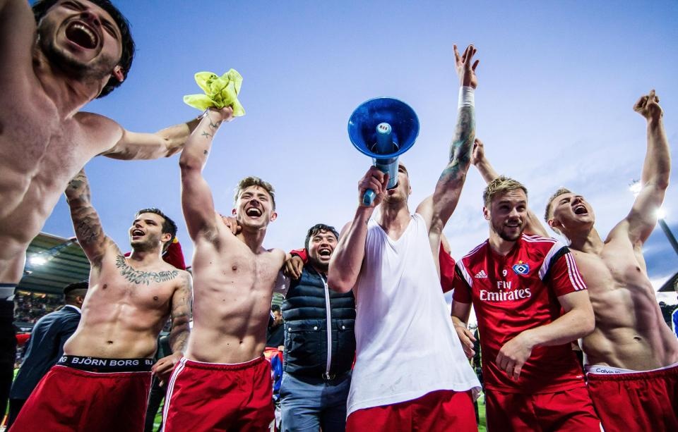 Bạo loạn trong ngày CLB xuống hạng Bundesliga ảnh 12 Bao loan trong ngay CLB xuong hang Bundesliga anh 12