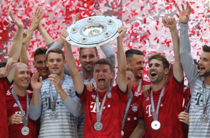 Bạo loạn trong ngày CLB xuống hạng Bundesliga ảnh 13 Bao loan trong ngay CLB xuong hang Bundesliga anh 13