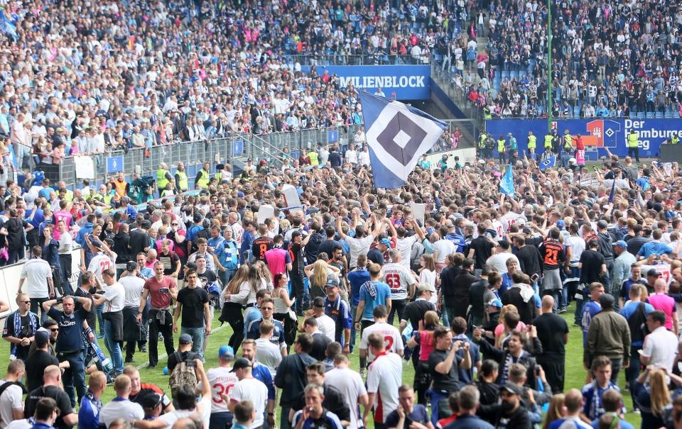 Bạo loạn trong ngày CLB xuống hạng Bundesliga ảnh 11 Bao loan trong ngay CLB xuong hang Bundesliga anh 11