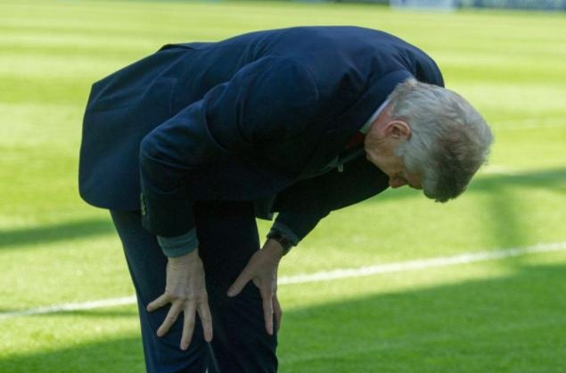 Khoanh khac HLV Wenger cui chao CDV Arsenal lan cuoi gay xuc dong hinh anh