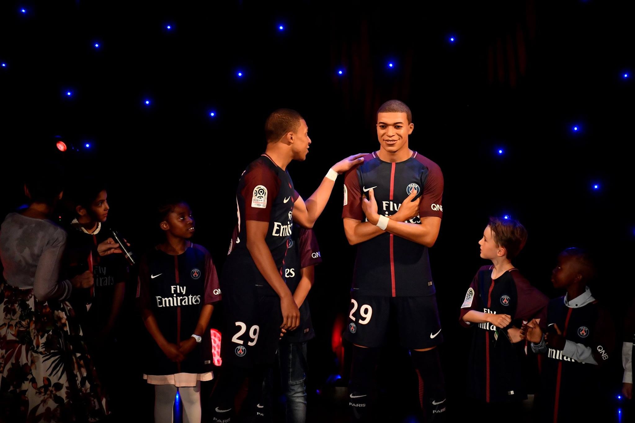 Mbappe duoc dung tuong sap o bao tang Paris anh 1