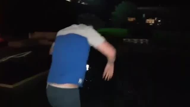 CĐV đập TV, ném xuống sông ảnh 2 CDV dap TV, nem xuong song anh 2