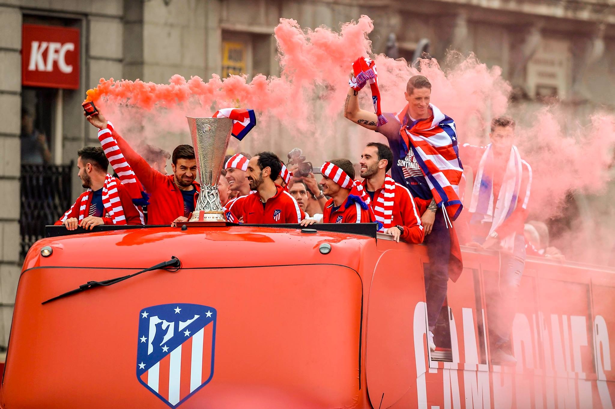 Torres nghen ngao trong le ruoc cup Europa League anh 4