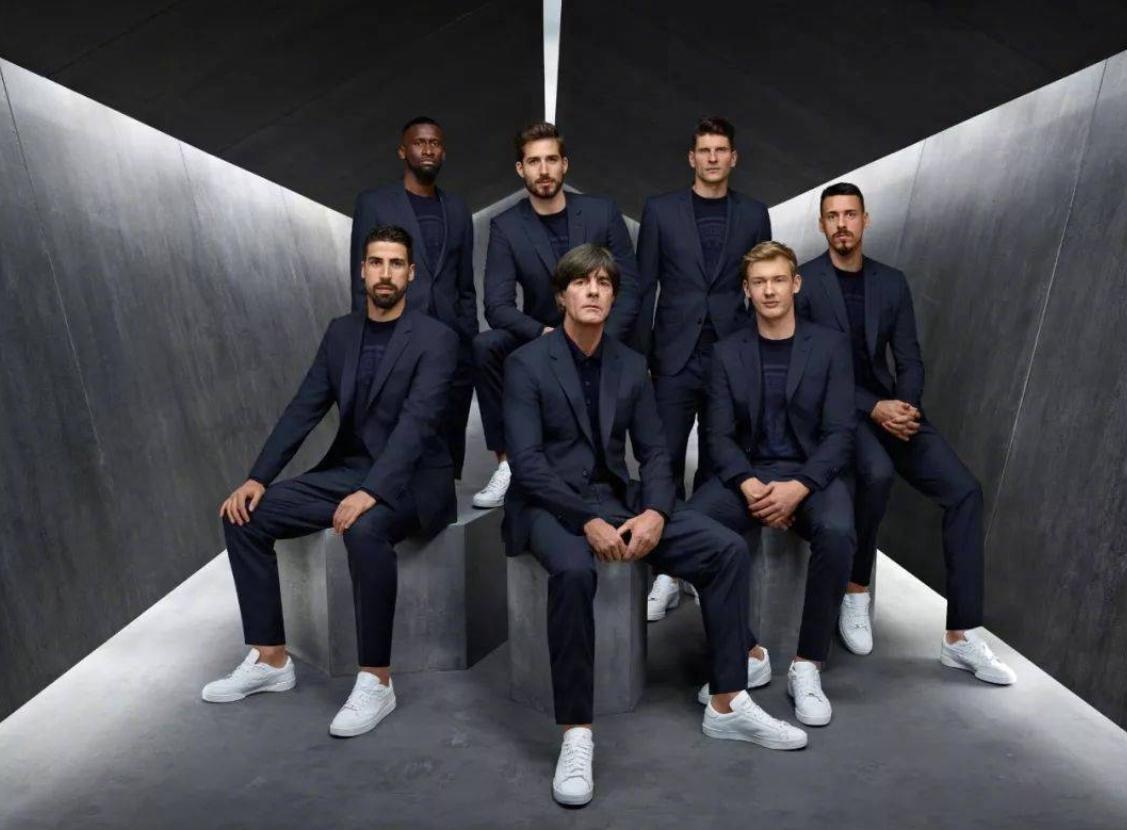 Dàn sao tuyển Đức hóa người mẫu trong bộ suit ảnh 2 Dan sao tuyen Duc hoa nguoi mau trong bo suit anh 2