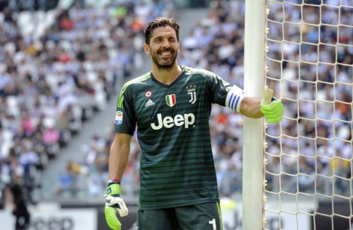 Khoanh khac cuoi cung cua Buffon trong mau ao Juventus hinh anh