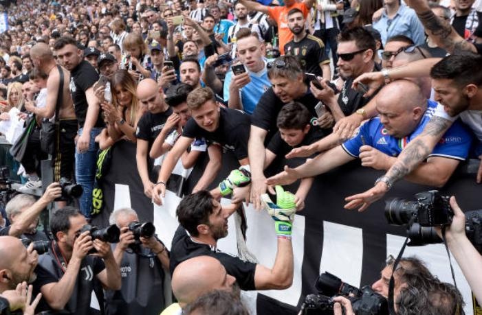 Buffon khoc nghen trong ngay chia tay Juventus anh 6