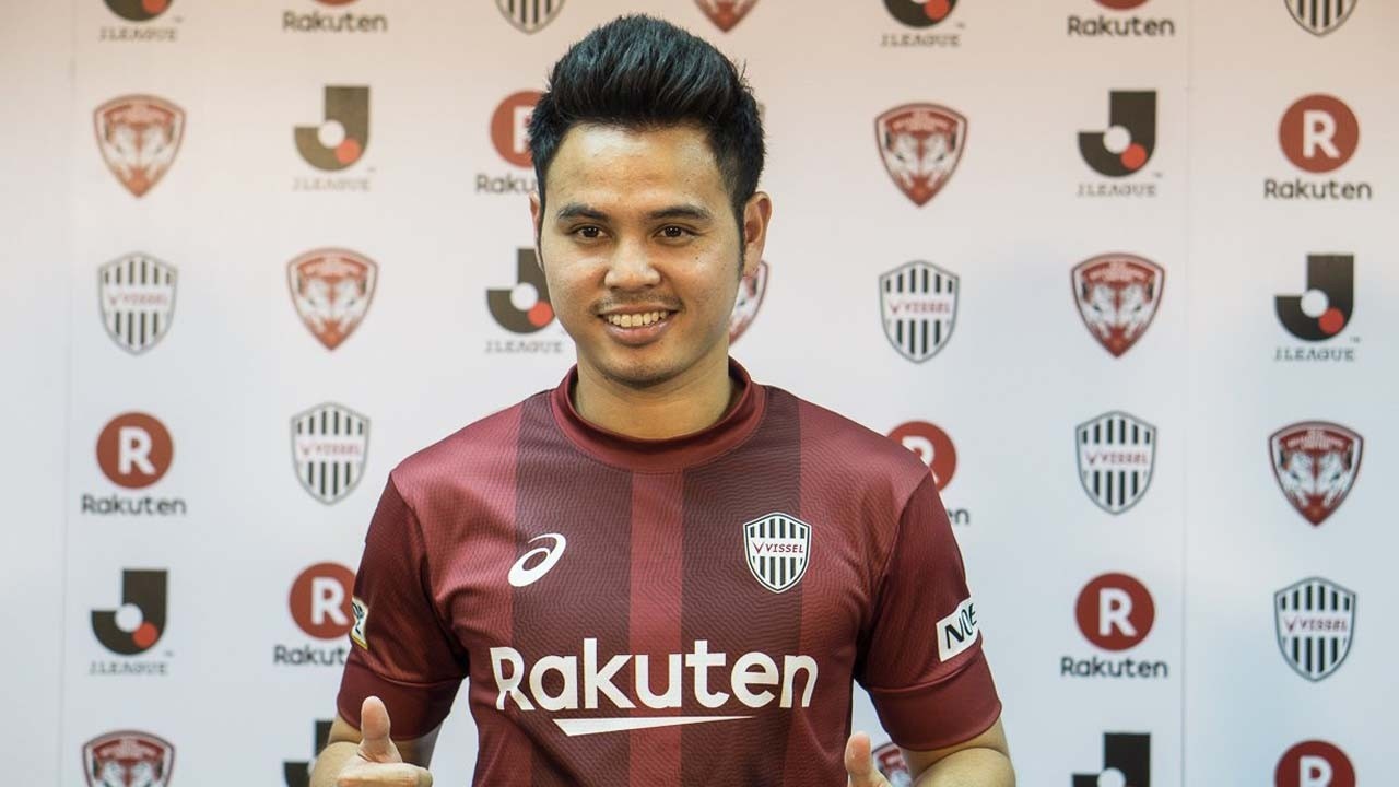 Iniesta sát cánh cùng cầu thủ Thái Lan ảnh 1 Iniesta sat canh cung cau thu Thai Lan anh 1