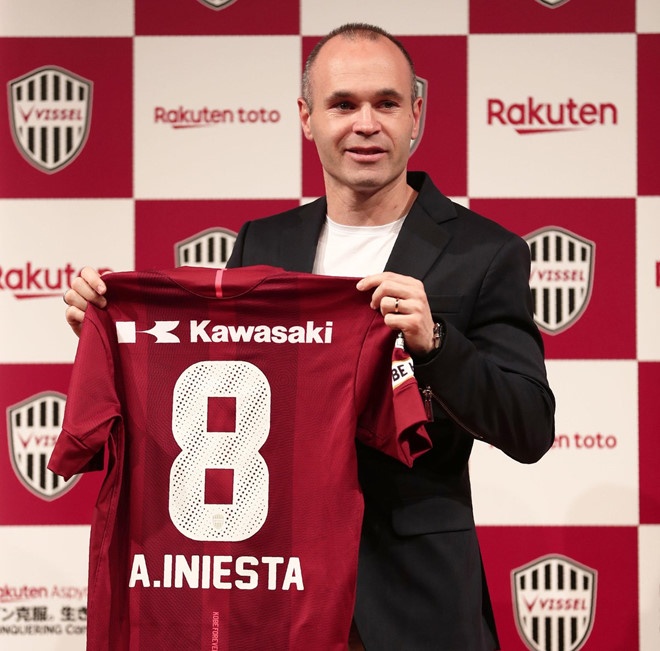 Iniesta sat canh cung cau thu Thai Lan anh 3